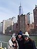 Zwei andere Austauschschülerinnen und ich vor dem Empire State Building, NY