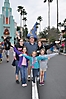 Meine Gastfamilie und ich an einem Disney-Eingang